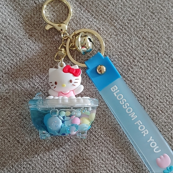 Hello Kitty Bath Tub Keychain - Picture 1 of 7